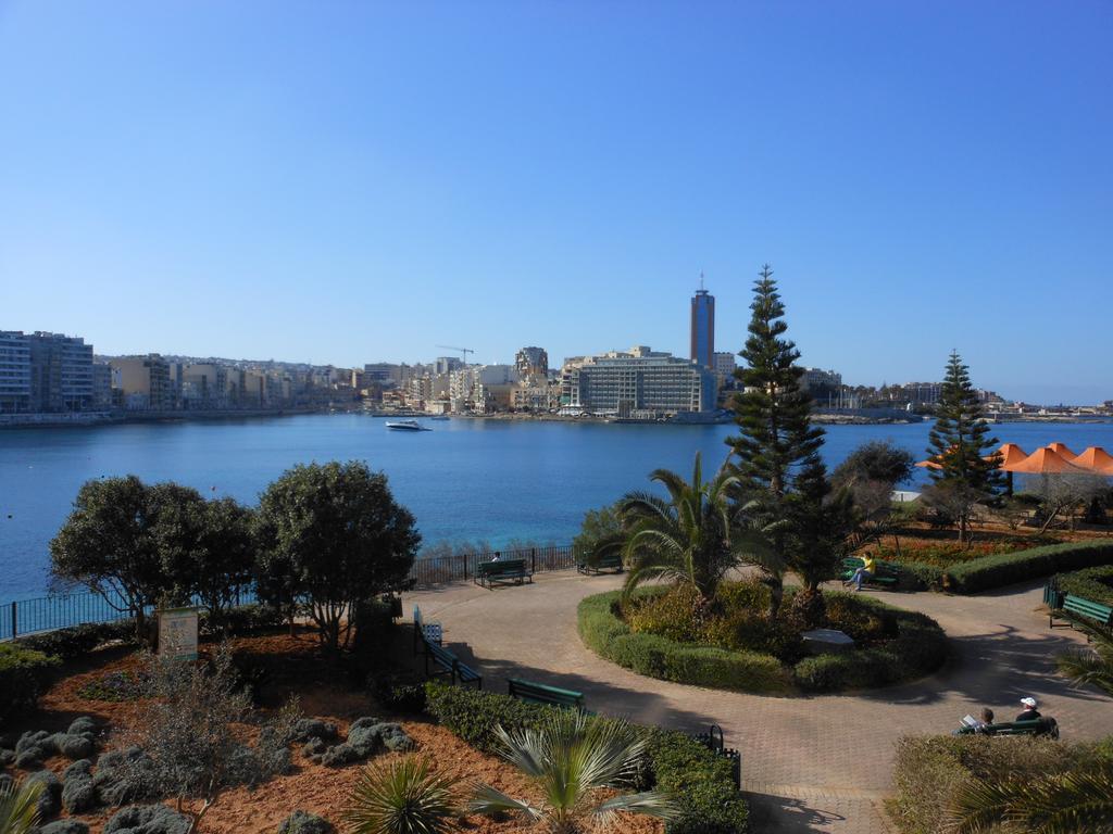 Apartment With Stunning Seaviews Sliema Esterno foto